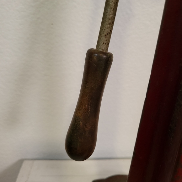 "Wesglasco" antique cast iron bottle capper in red - Picture 8 of 12